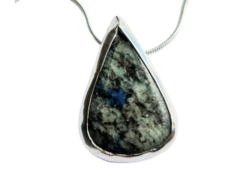 Benefits of Wearing Crystal Necklaces