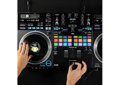 NEW Pioneer DJ DDJ-REV7 2-deck Serato DJ Controller - 8/10