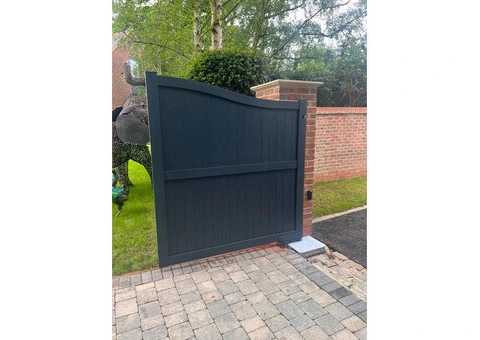Driveway gates in aluminium with electric motors - 1/6