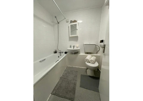 Lovely 3 bedroom split level flat in queens park - 1/3