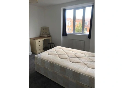 Student Living on Stoneleigh Broadway, Epsom: Comfortable and Affordable - 1/3