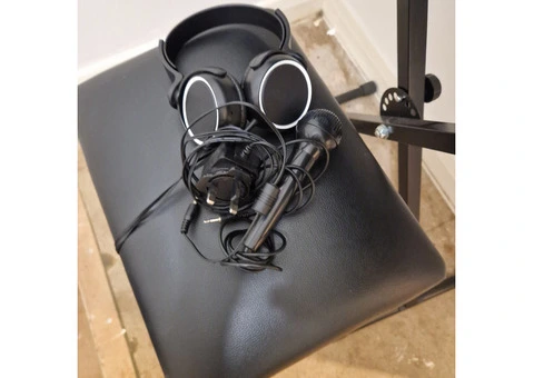 Keyboard + Chair + Stand +Microphone  all like NEW - 5/7
