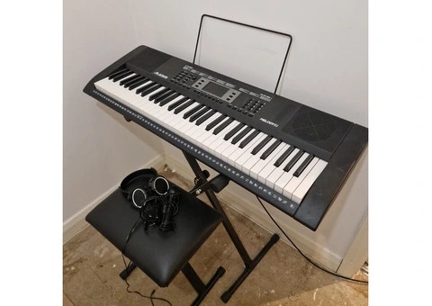 Keyboard + Chair + Stand +Microphone  all like NEW - 4/7