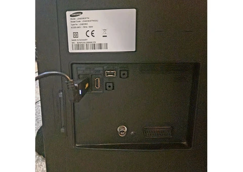 Samsung 40inch TV with wall bracket (Not Smart) - 1/3