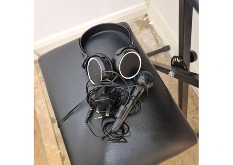 Keyboard + Chair + Stand +Microphone  all like NEW - 2/7