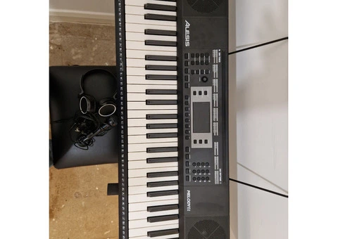 Keyboard + Chair + Stand +Microphone  all like NEW - 3/7