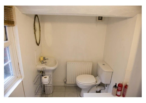 Best Student Accommodation on Victoria Road, Farnham - 1/4