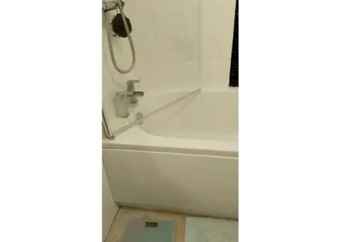 White bath shower taps and screen - 2/9