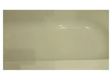 White bath shower taps and screen - 3/9