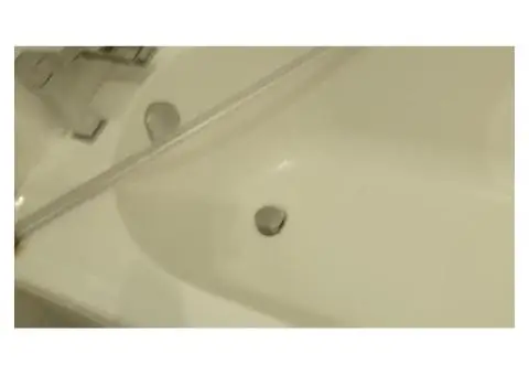 White bath shower taps and screen - 4/9