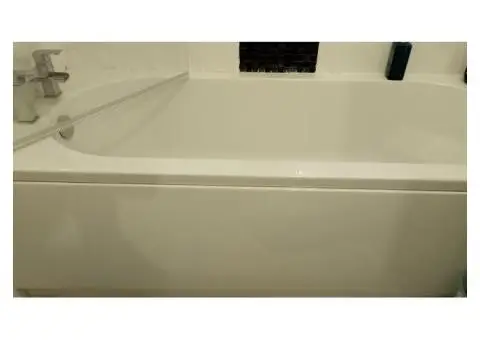White bath shower taps and screen - 5/9