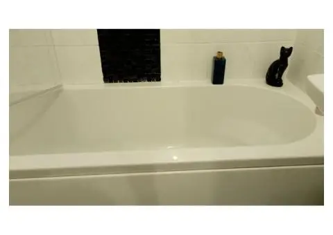 White bath shower taps and screen - 6/9