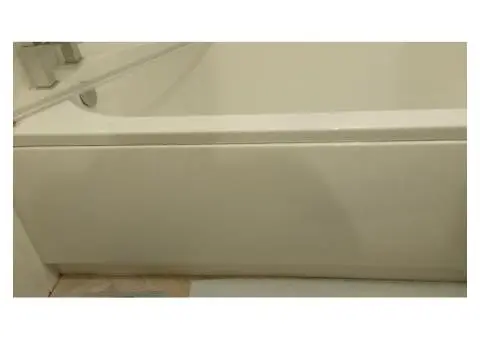 White bath shower taps and screen - 7/9