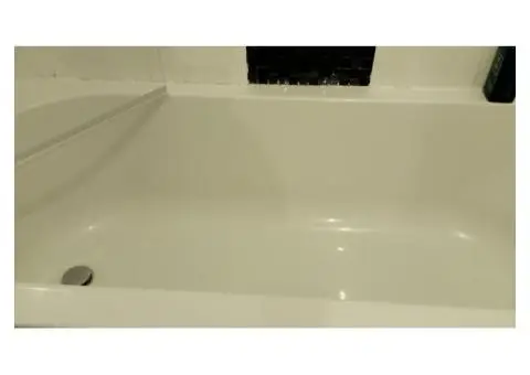 White bath shower taps and screen - 8/9