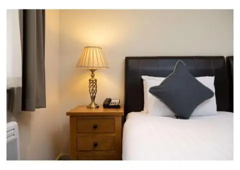 Summer Strolls & Scenic Views: Explore Hyde Park and Stay at Grand Plaza