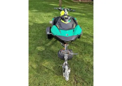 465 / 5,000 2017 Seadoo Spark Trixx 3UP 90 HP with Trailer - 3/5
