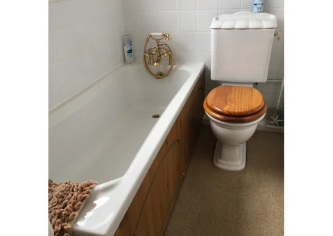 White 3 piece bathroom suite (shell design)