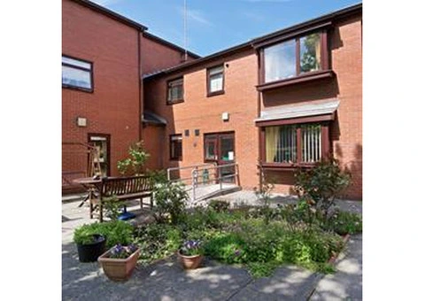 House in sheltered housing complex - 2/4