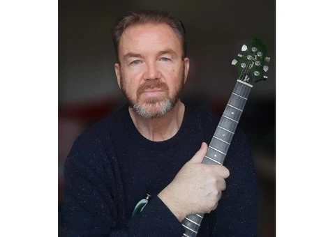 Qualified guitar teacher offers lessons in your own home