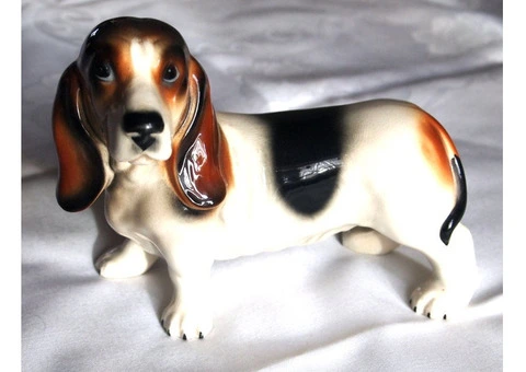 China Bassett Hound figurine circa 1930 17cm x 11 cm