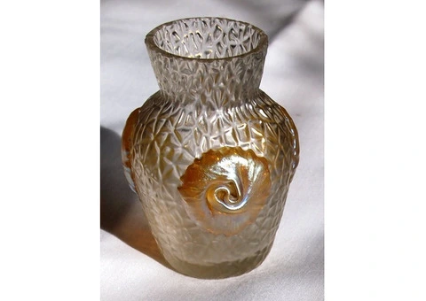 Victorian amber glass bud vase with shell designs on side 7cm height