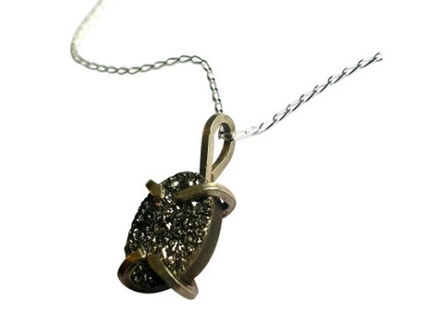 The Timeless Elegance: Crystal Necklaces and Meteorite Rings - 1/4