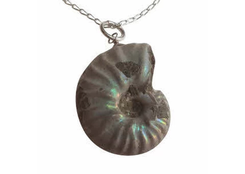 The Timeless Elegance: Crystal Necklaces and Meteorite Rings - 2/4