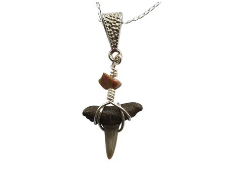 The Timeless Elegance: Crystal Necklaces and Meteorite Rings - 3/4