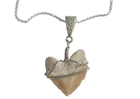 The Timeless Elegance: Crystal Necklaces and Meteorite Rings - 4/4