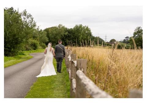 Stunning, bespoke wedding photography with a natural vibe - 14/16